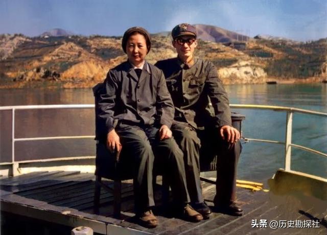 韩先楚夫人有多美？1970年的珍贵留影，她50岁容貌出众天生丽质