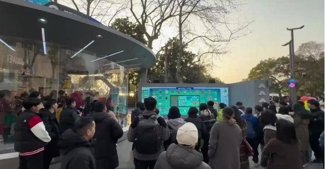 一块大屏幕因何引来人山人海……？