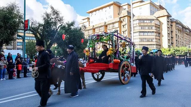 绿春长街古宴 | 精彩回顾：民族文化大巡游 街头掀起“最炫民族风”