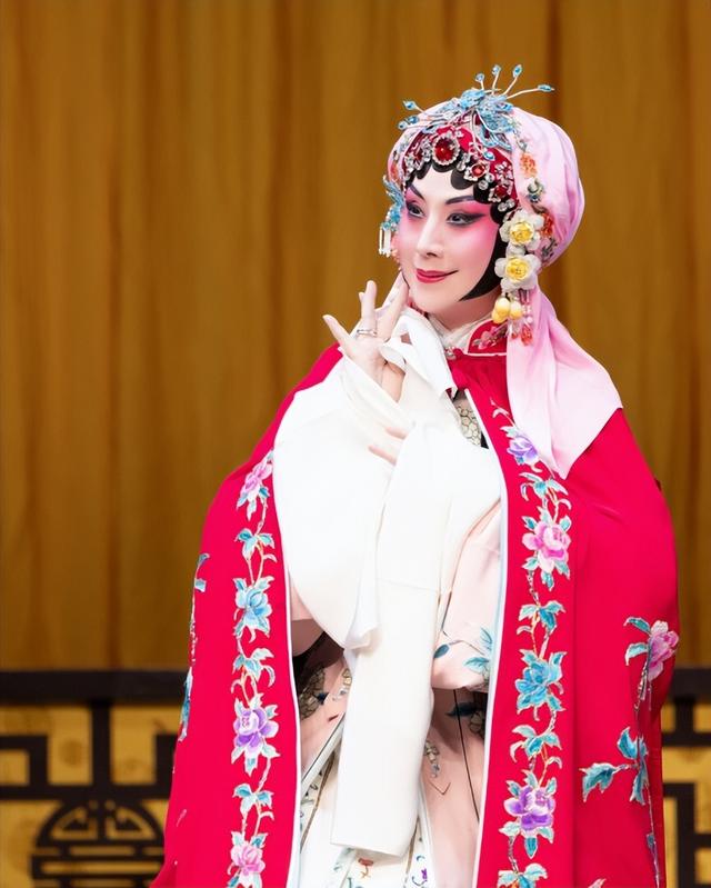 离婚18年才发现，身价上亿住四合院的李成儒，真的配不上史依弘