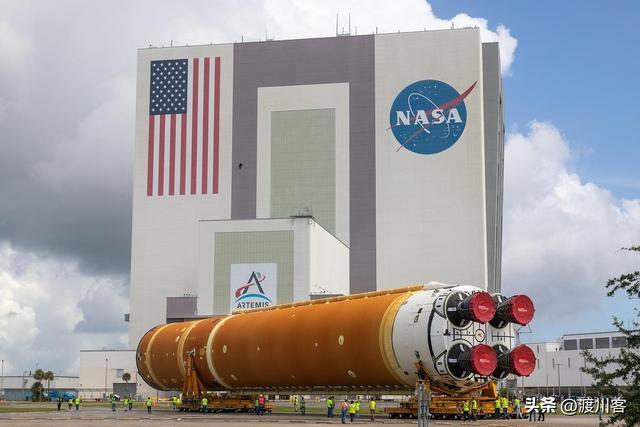 美国登月又延期！马斯克硬刚NASA，200亿研发故障频出，成为笑柄