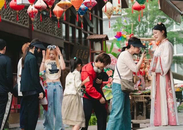 就读于黄山市的大一新生看过来，这里免门票！杭州南京市民门票半价！