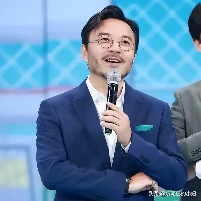 51岁汪涵现状:常年居住在长沙,穿人字拖嚼槟榔,大烟斗不离身