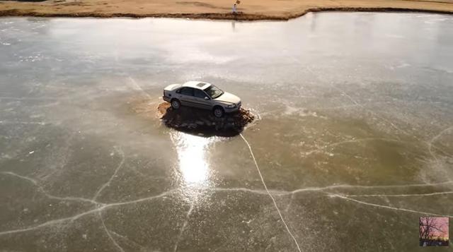 湖面上咋停了辆车，还成热门景点了？几百人来打卡，这得有多闲