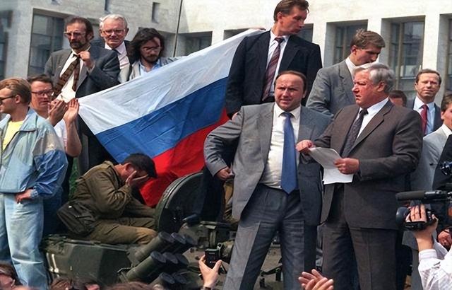 温铁军：中国被美国扒掉了两层皮，竟还有人妄想让中国做美的助手