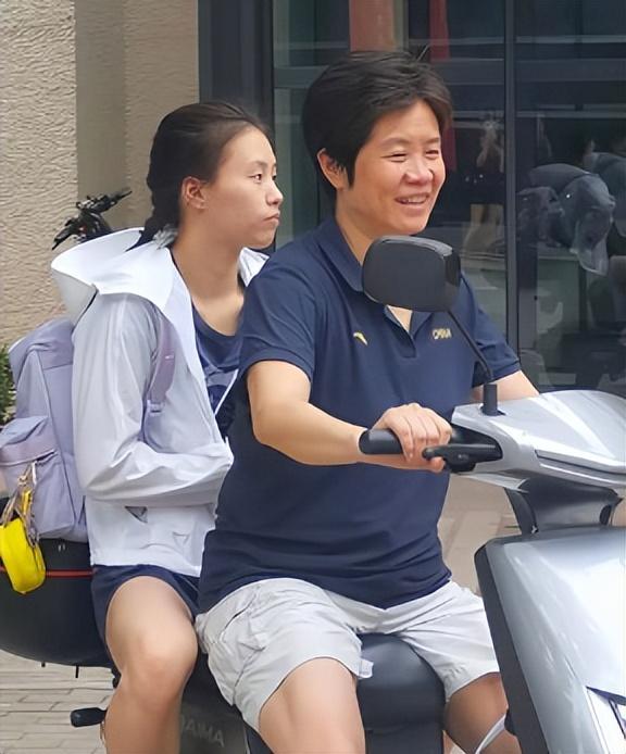 不查不知道，一查吓一跳!陈芋汐主教练余晓玲，原来如此深藏不露