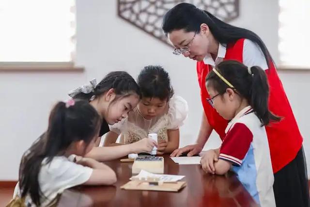 教育部扔下重磅炸弹：2026年开始，全国一律不准再买校外商业试卷