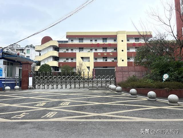 成都龙泉山下，被严重低估的古场镇，美食诱人，公交车直达！