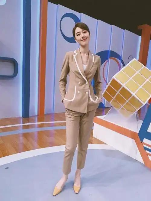 讨好大佬，陪睡上位，遭央视“开除”，她身上的谣言为何这么离谱
