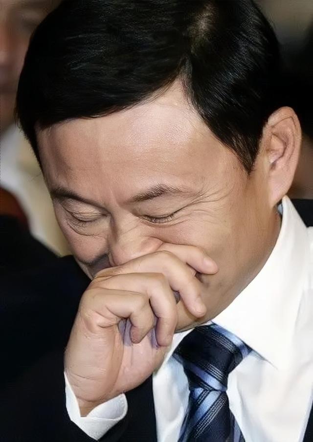 他信与女儿拥抱面带笑容上囚车