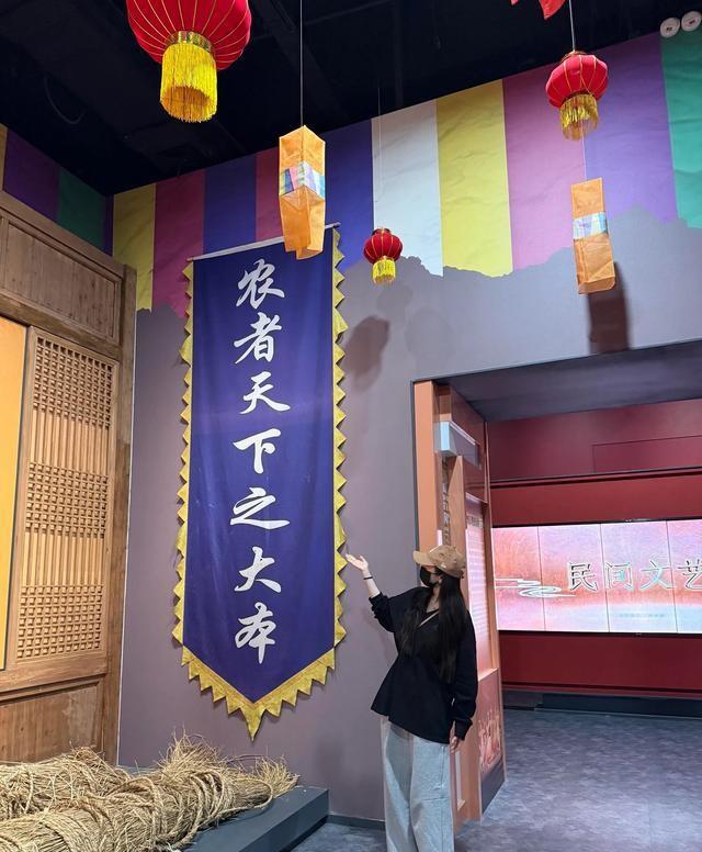 杨幂去延吉旅行，她站在玉米地里拍照，她还去了抗日博物馆！