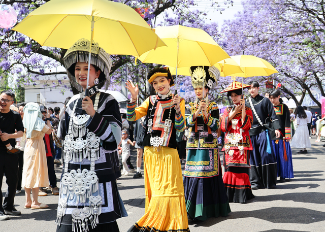 全城“追花”！航天北路开启“人从众”模式