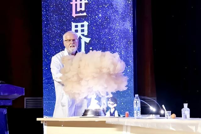 “未来讲堂——走进奇幻的化学‘魔法世界’”活动在张掖成功举办