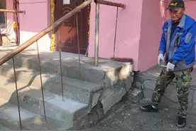 哈尔滨地灵小区俩下水井堵满， “旧改”不给换管线图片