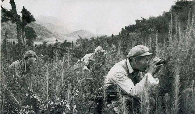 91团被3万美军包围，团长利用灯下黑战术，完好无损突围