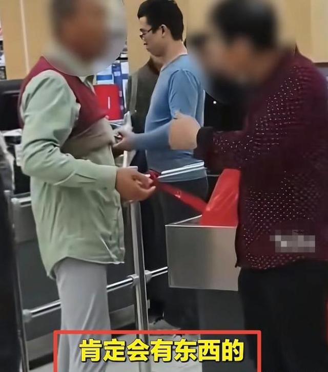 六旬老人超市脱衣证清白，只剩内衣裤时警报仍响，后续：警方通报双方和解，超市老板身份被扒