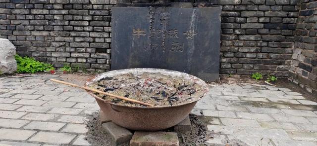 斗门石爷庙里的西汉牛郎石像