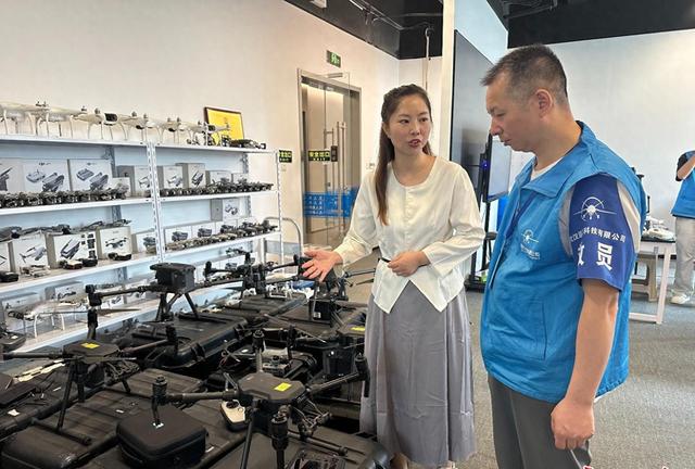 武汉姑娘易娟：一年修6000架无人机，年收入500万，走红飞友圈！