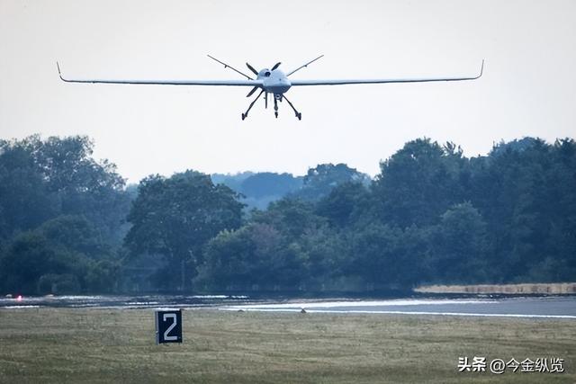 美国新型无人机登场，隐身与AI操控，未来战争进入"人机协作"时代