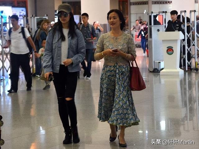 刘亦菲逛LV店被偶遇，试衣专注忘镜头，网友：这“骨相”太能打了