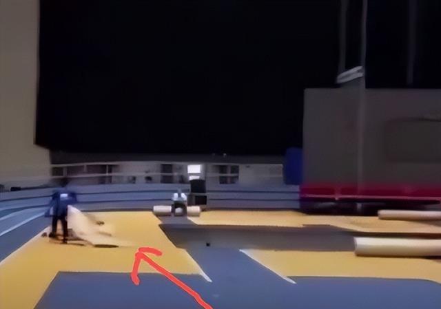 国乒夺冠后回国，恶心一幕发生，王楚钦气得直摇头，没人笑得出来