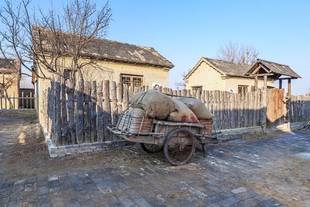 我给嫂子送孩子衣服，她刚出浴围着浴巾，红着脸让我进去喝水