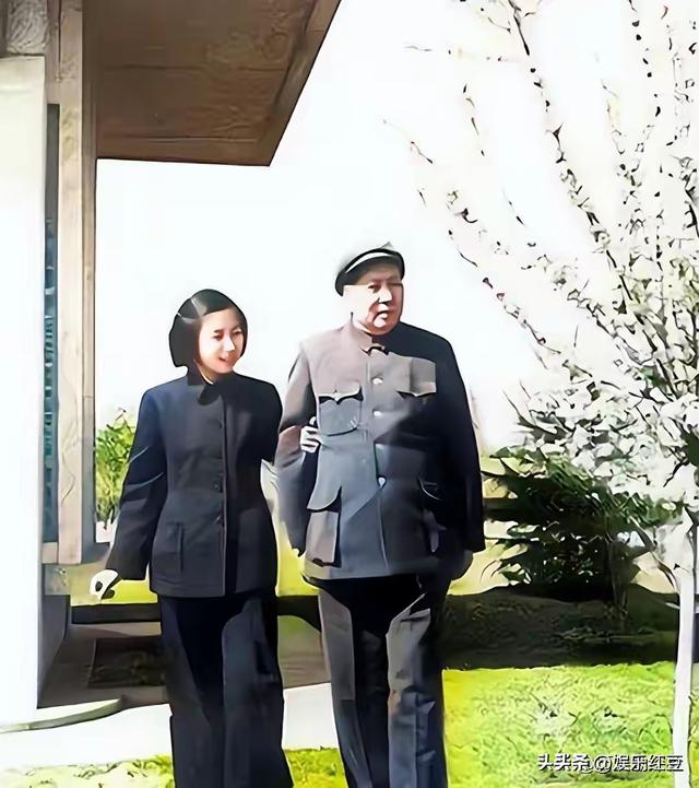毛主席一家四口合影，四人脸上全是笑意，李讷紧挨毛主席