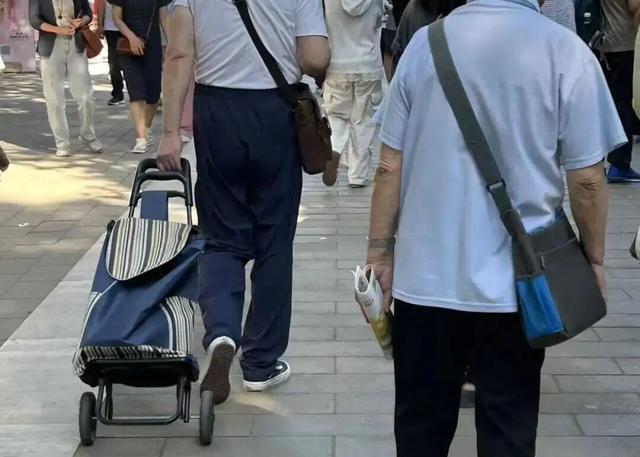 在地坛书市上，买书和买菜一样自然