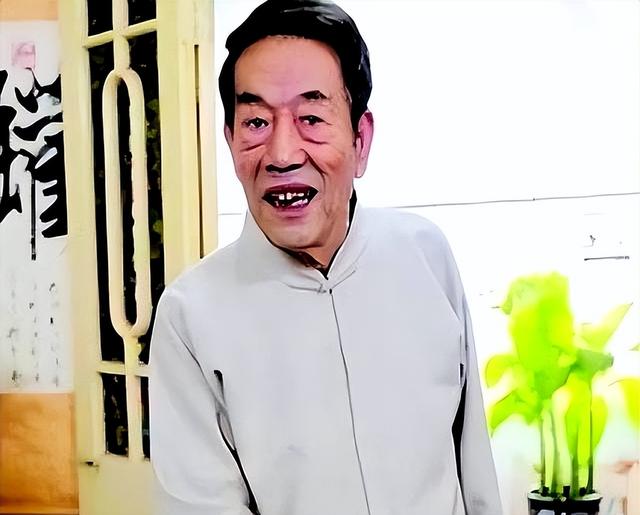 恶心的一幕出现了。杨少华去世仅1天，李玉刚就因两字被网友痛骂