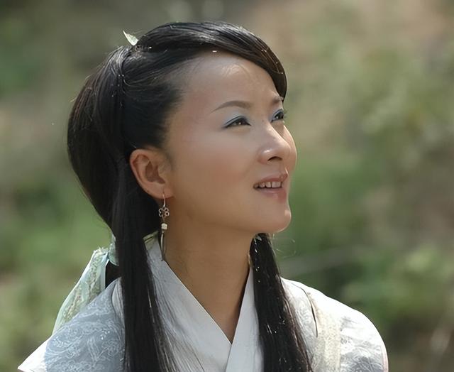 吃里扒外！13年前定居美国，回国捞金遭“驱逐”的她，52岁被笑话