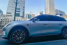 零跑车主带你一起看升国旗图片