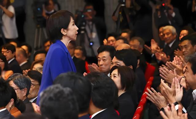 高市硬刚到底，要将中国高官驱逐出境？中方以牙还牙，日本破防了