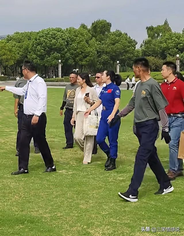 王浩泽现身东南大学开学典礼，安保戴防刺手套随行，留下三句嘱托