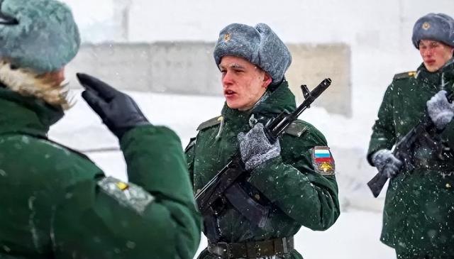 俄罗斯兵源告急，士兵纷纷逃避战斗，普京如何应对这一危机？