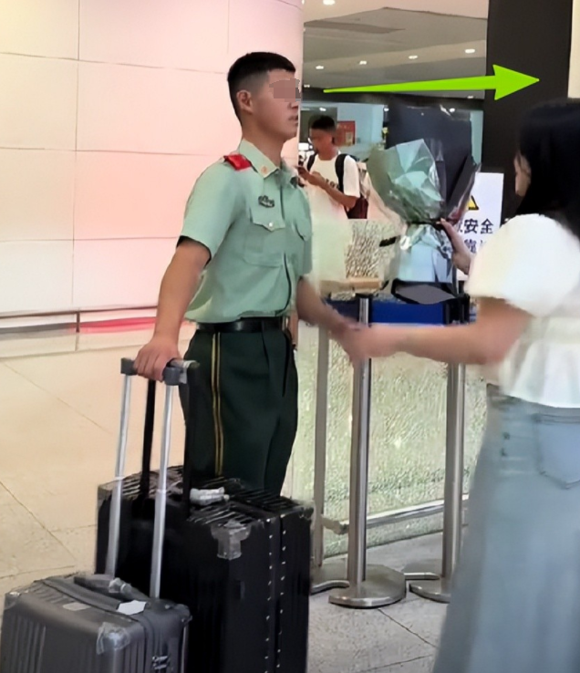 接退伍男友遭全网劝分后：视频已删，男方账号被扒，细节暴露问题