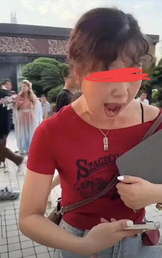 官方再通报！红衣女子“底裤”被扒，列入黑名单，再也不敢嚣张了