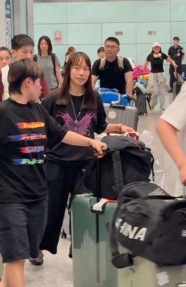 国乒暴雨天落地北京，王楚钦王曼昱等待拿行李。两天后出发瑞典！