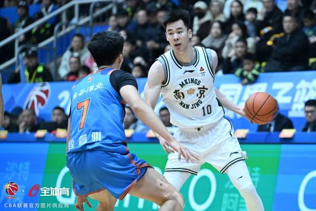 CBA最新积分榜，辽宁险胜大黑马，浙江终获首胜，北京胜露冠军相