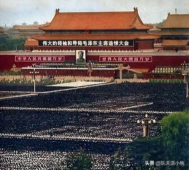 毛主席追悼会开始前10分钟，突然发生一件事。华国锋：请不要捣乱