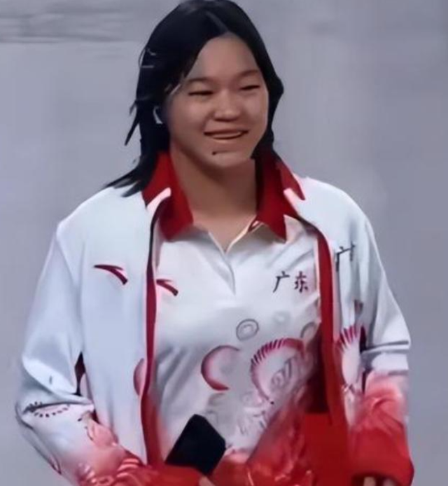 跳水界再出黑马！王伟莹勇夺单人冠，采访意外透露全红婵真实状态