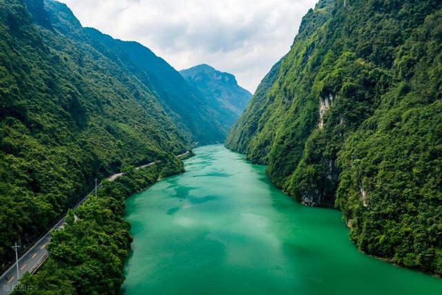 重庆与贵州湖北三省交界有座小城，峡秀水清，让李白都流连忘返