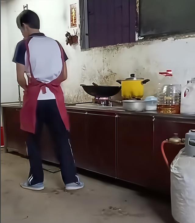 广西体育生宁宇华离世！年仅17岁	，长相帅气，死因惋惜母亲太绝望