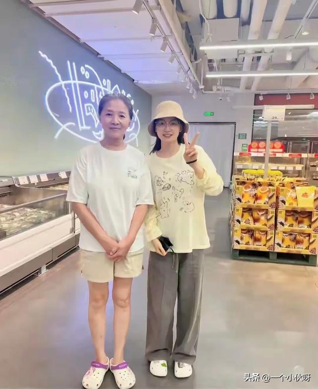 网友偶遇迟蓬老师，本人又漂亮又有气质，不种地之后真白净