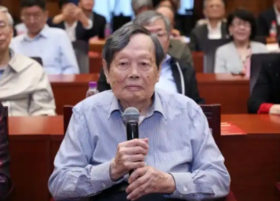 演都不演了！杨振宁去世仅7天，恶心的一幕出现，结局大快人心