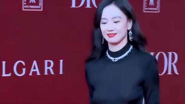 这跟不穿有啥区别？32岁李梦真空上阵！几乎全裸，简直太大胆