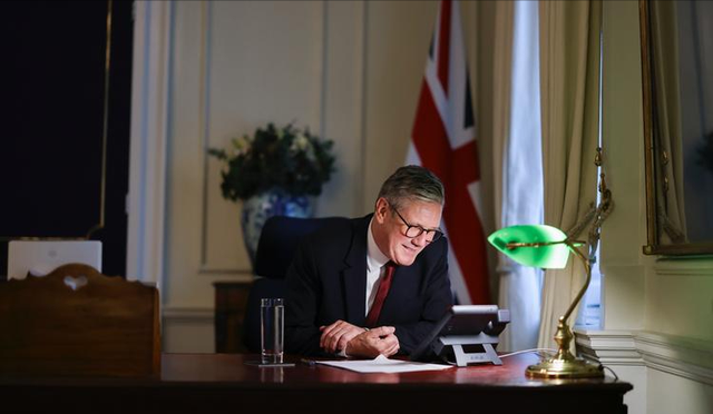 对中国有戒心？斯塔默专机落地神情紧张，随身携带的设备不简单