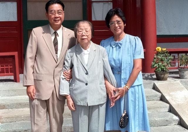 李鹏总理儿媳罕见留影，五官端正长相大气，爷爷功勋卓著比肩元帅