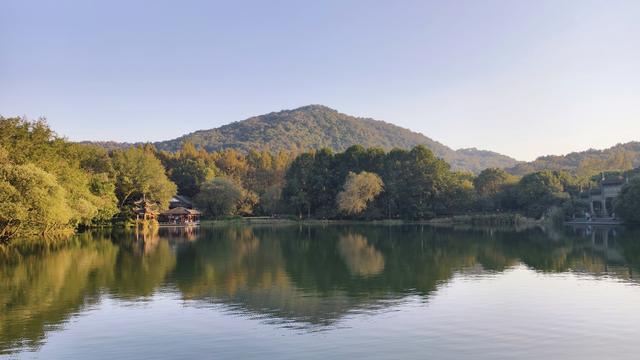 杭州秋日秘境：太子湾与浴鹄湾的红枫水墨画