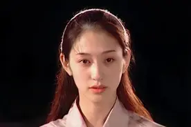 李小冉青涩照曝光！又纯又欲，喜欢穿吊带，难怪让富豪们着迷图片