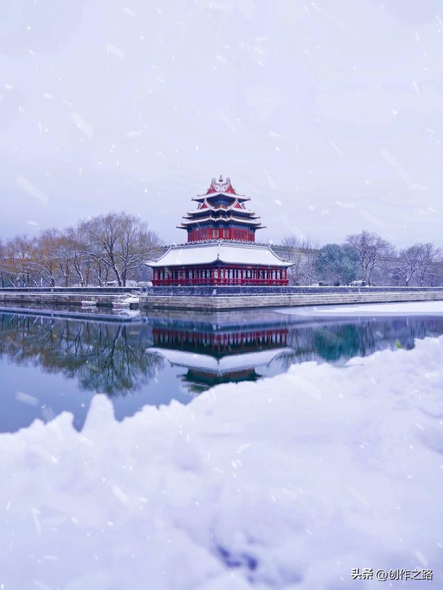 雪霁霞光里，故宫入画来。